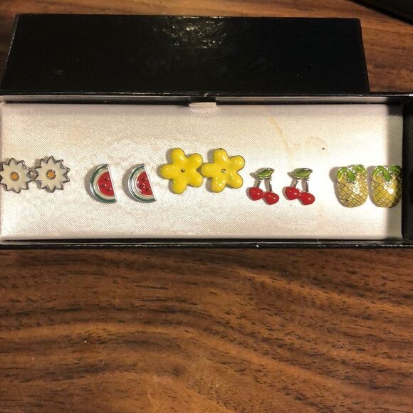 Bay studio boxed earring set - Picture 1 of 2